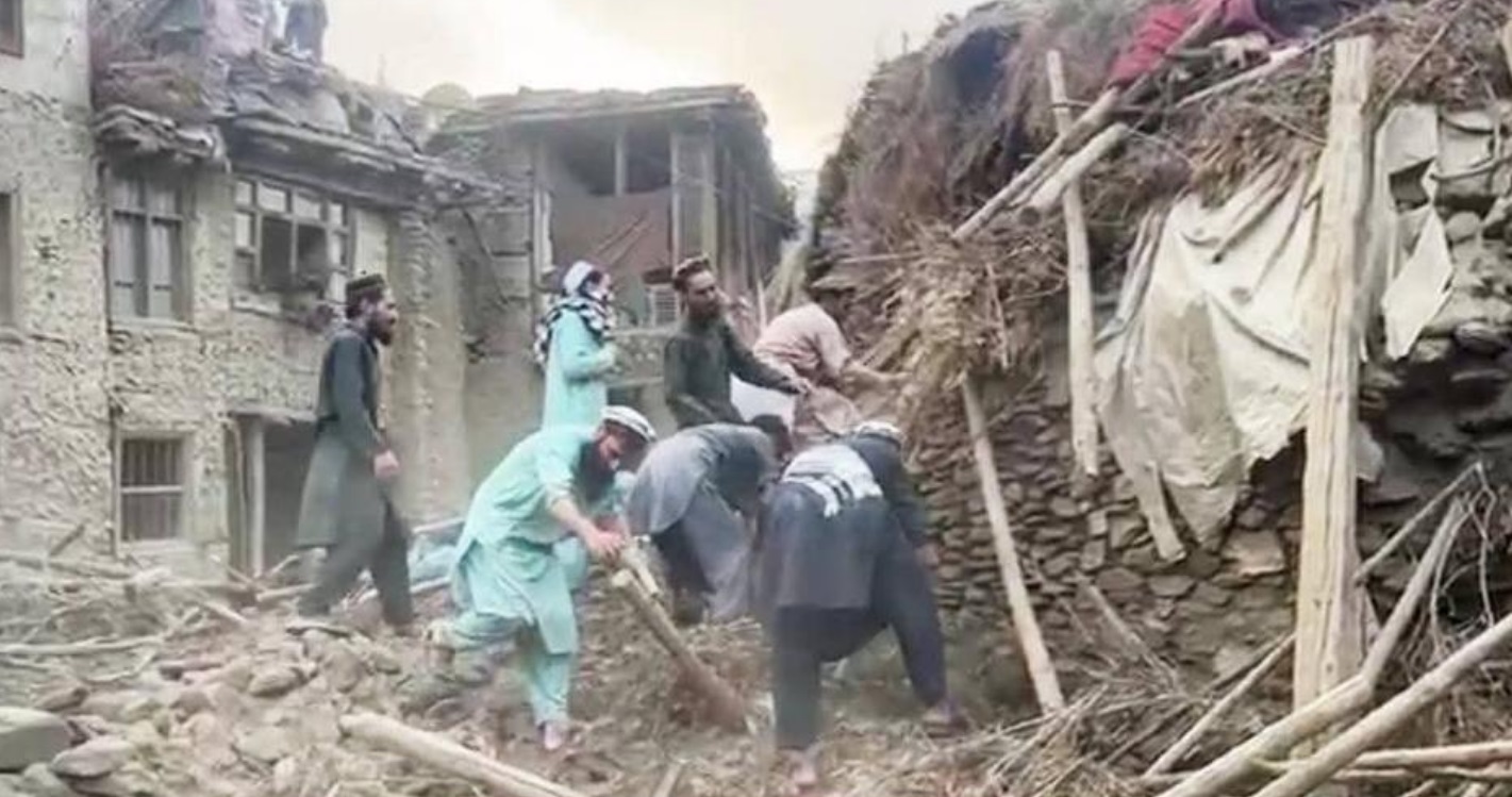 Afganistanul invinueste Pakistanul ca a ucis 400 de persoane dintr un atac asupra unui spital din Kabul