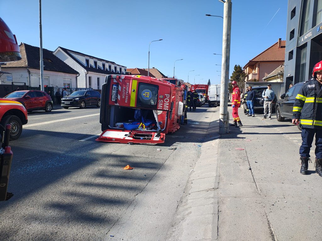 Ambulanta SMURD si o masina au fost implicate intr un accident pe o strada din Sibiu A fost activat Planul Rosu