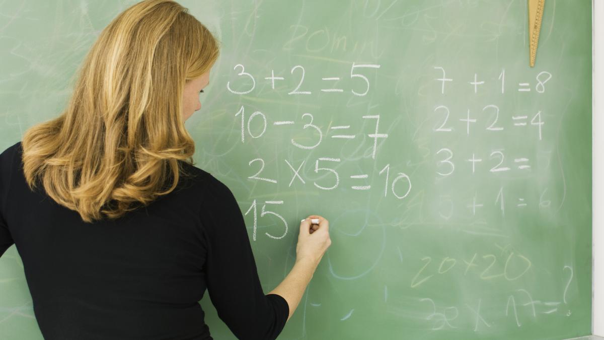 Aproape 400 de profesori au renuntat la functii din cauza Legii Bolojan care a schimbat structura normelor