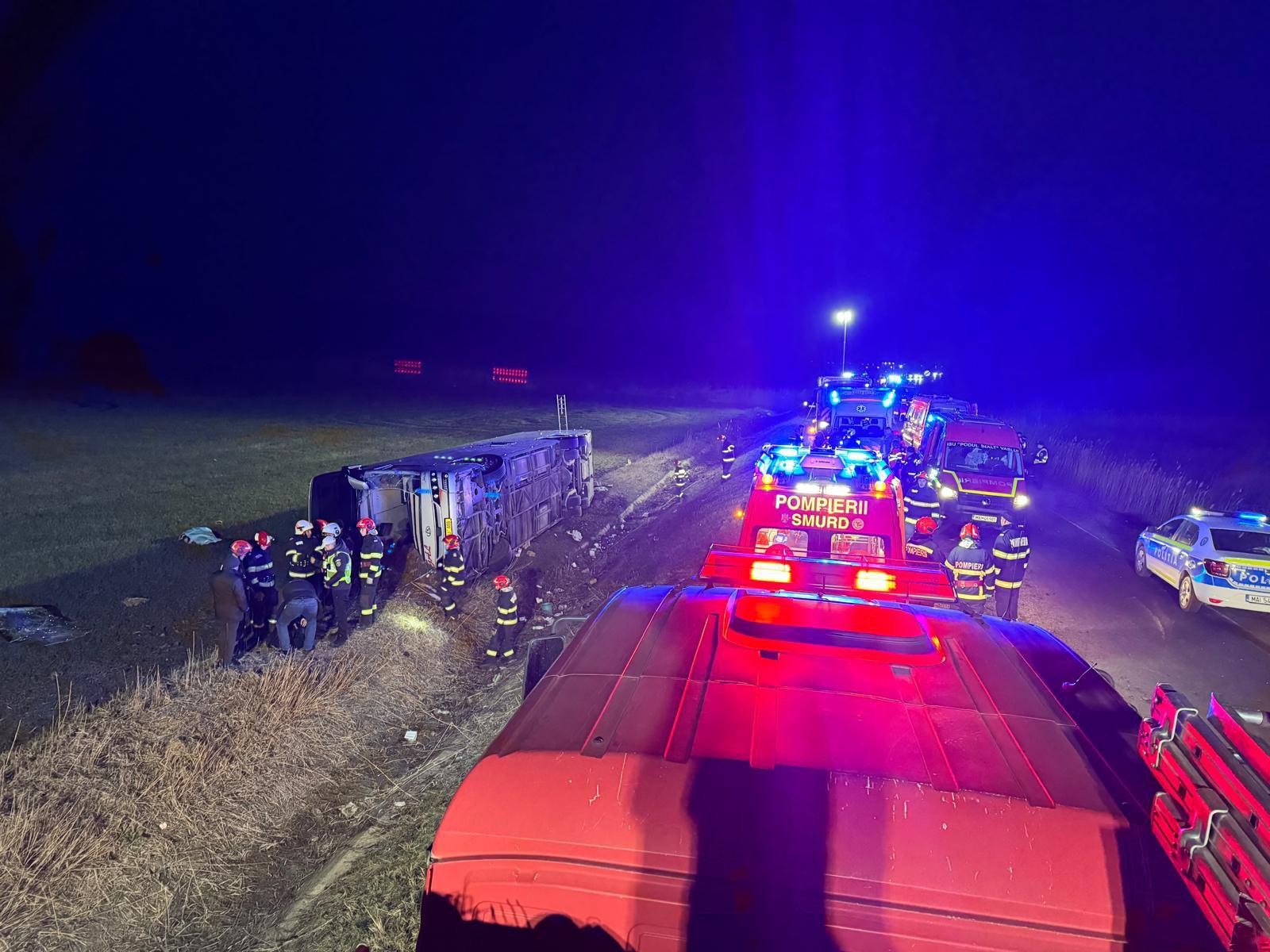 Autocar cu 44 de pasageri implicat intr un accident rutier intre Galati si Vaslui un mort si 14 raniti internati in spital