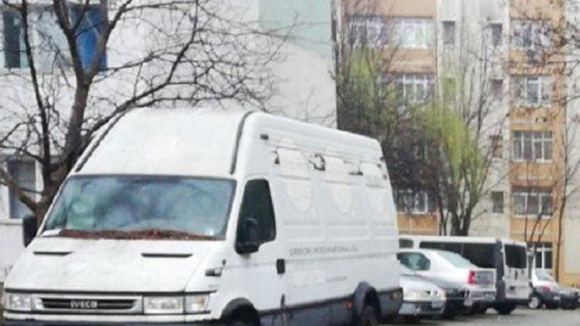 Autoutilara ce blocheaza vizibilitatea intr un cartier din Cluj Napoca Vecinii cer interventia primariei dupa patru luni de chin