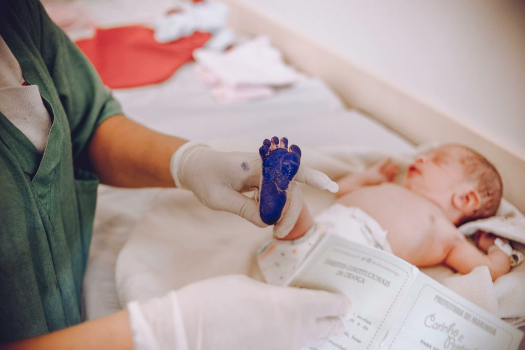 Bebelusii care primesc solutie cu zahar simt mai putana durere la vaccinari sau analize
