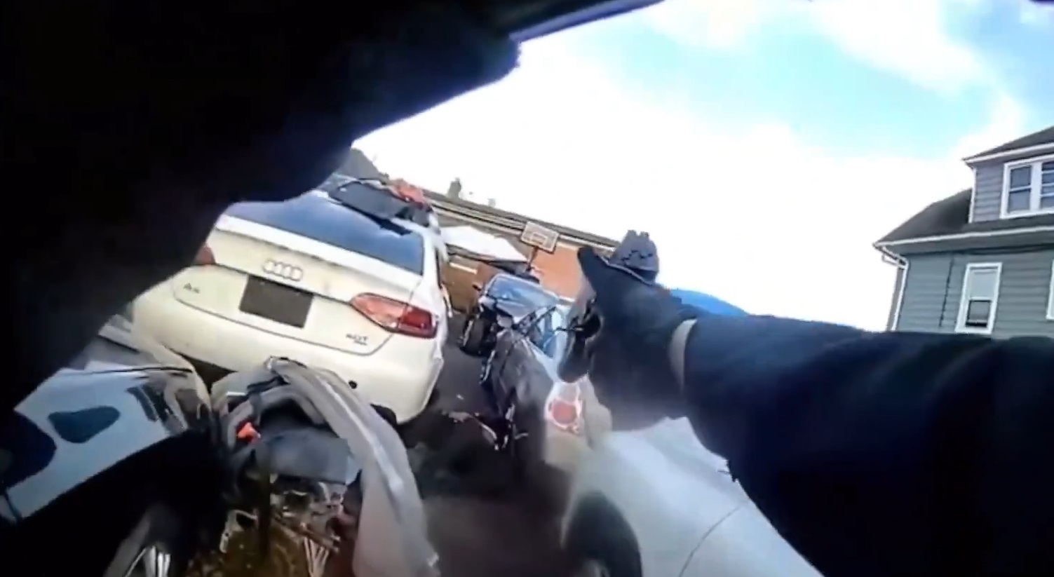 Caz controversat in SUA Un politist in timpul unui atac de anxietate a utilizat ambulanta destinata unui barbat impuscat de politie