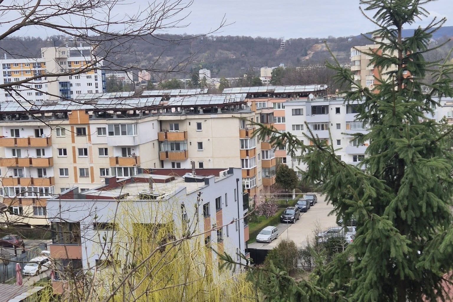 Ce se ascunde in spatele garajelor din Cluj o terasa cu o panorama asupra intregului oras in timp ce unii doresc parcari iar altii o alee de cativa kilometri