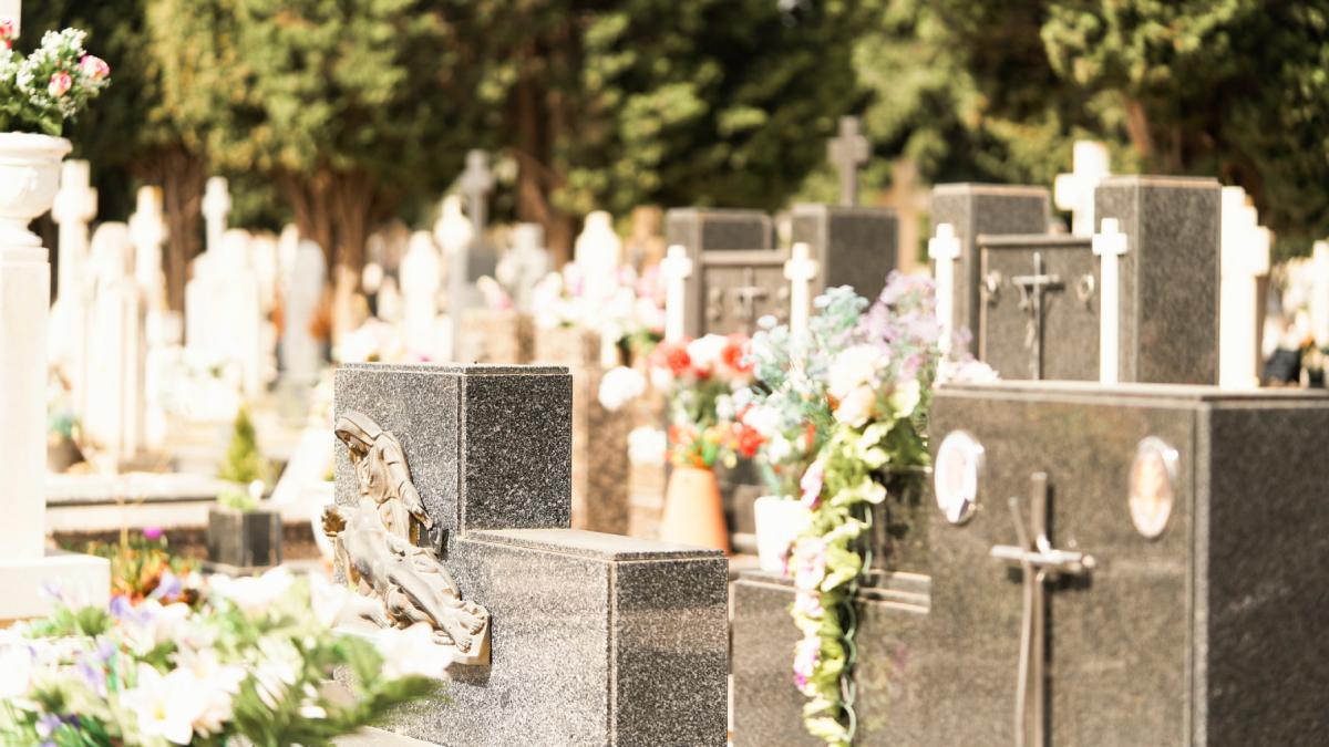 Cimitirul a devenit un loc de relaxare Oraul din Romnia n care tinerii dintr un cartier i