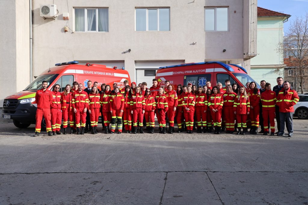 Cine sunt cei care fac garzi SMURD noaptea si a doia zi merg in scoli pentru a salva vieti prin educatie Povestea voluntarilor din Cluj