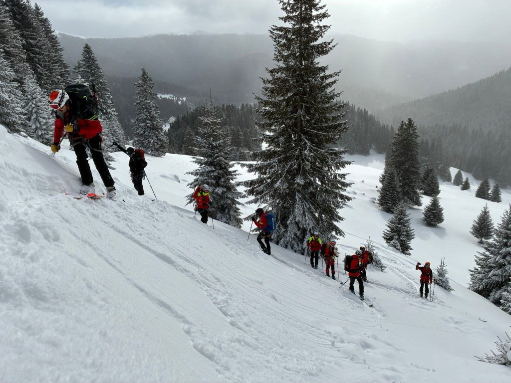 Cine sunt cei doi clujeni care au acceptat cea mai mare provocare in Bucegi si au devenit salvatori montani atestati Doua persoane antrenate timp de doi ani pentru a obtine atestatul