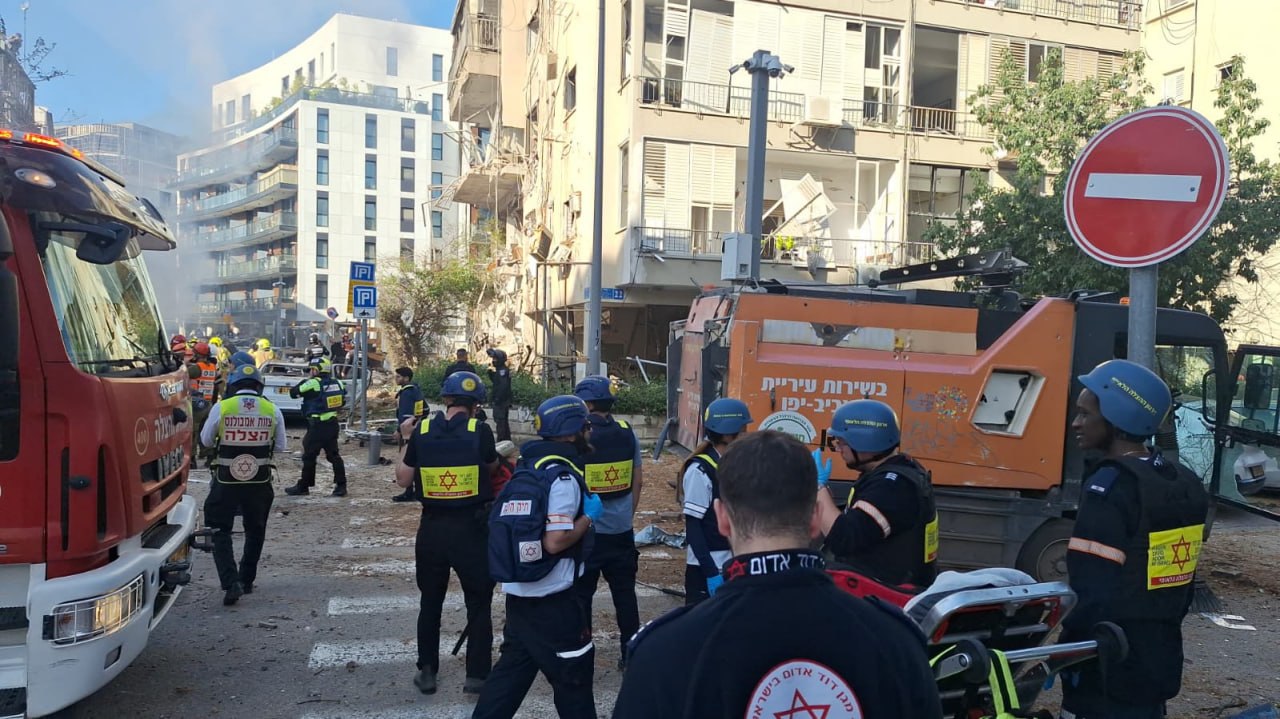 Cladire daramata in Tel Aviv din cauza atacurilor iraniene declarate de Teheran Gardile Revolutionare amintesc Israelul cu noi atacuri