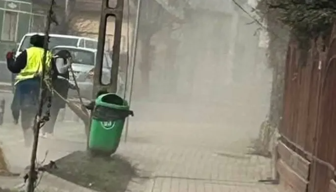 Cluj Napoca sufocat de praf Locuitorii cer spalarea urgenta a strazilor In zilele uscate aerul devine greu de respirat
