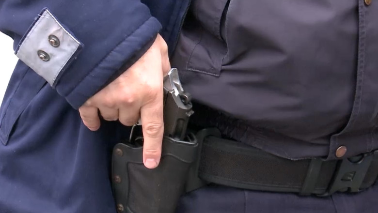 Clujean impuscat accidental de catre politistii din Cluj in urma unei altercatii cu cutite pe o terasa Mai multe persoane au fost ranite