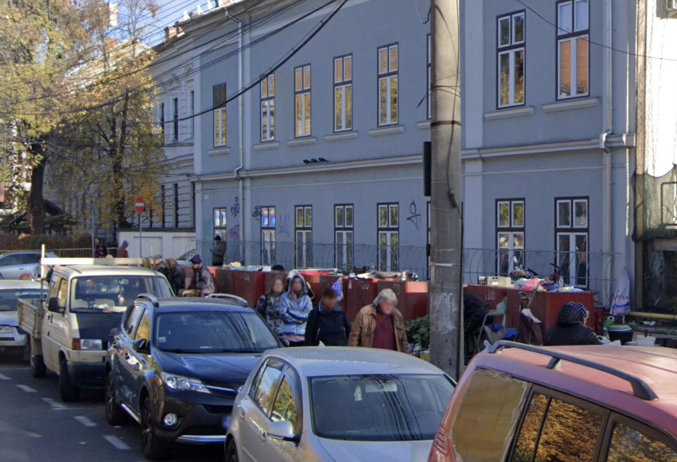 Clujenii injurati pe strada O vanzatoare n varsta de la tarabele cu flori a socat trecatorii cu vorbele sale Ii injura pe toti cei care trec pe langa