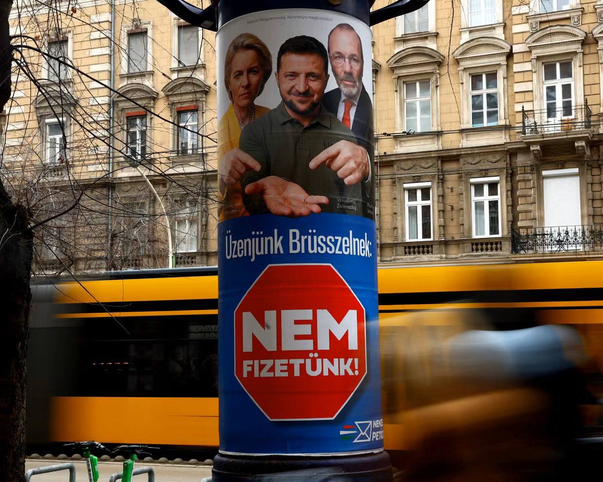 Cu o luna inainte de alegerile importante Viktor Orban a umplut strazile Budapestei cu imagini ale lui Zelenski Ce arata sondajele