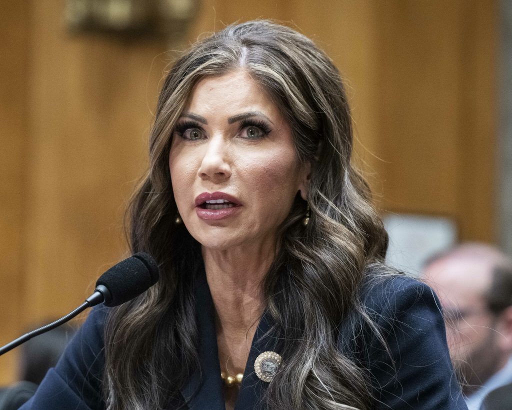 Cum a pierdut Kristi Noem sprijinul lui Trump si pozitia pe care o detinea