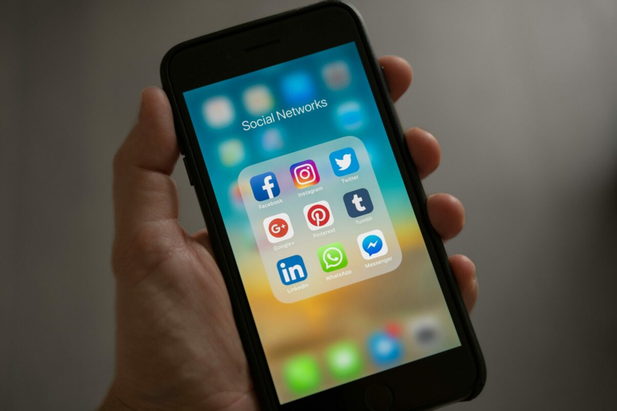 Depedentii dar impotriva interdictiei Adolescentii din Marea Britanie prinsi intre riscurile retelelor sociale si dorina de libertate online