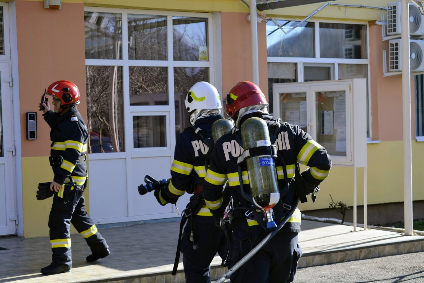 Elevii din Cluj au participat la un exercitiu de evacuare si au descoperit secretele interventiei pompierilor Autospecialele ISU Cluj au lasat o impresie puternica asupra intregii clase