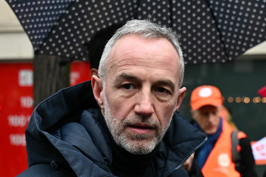 Emmanuel Gregoire favorit pentru castigarea primariei Parisului conform unui sondaj