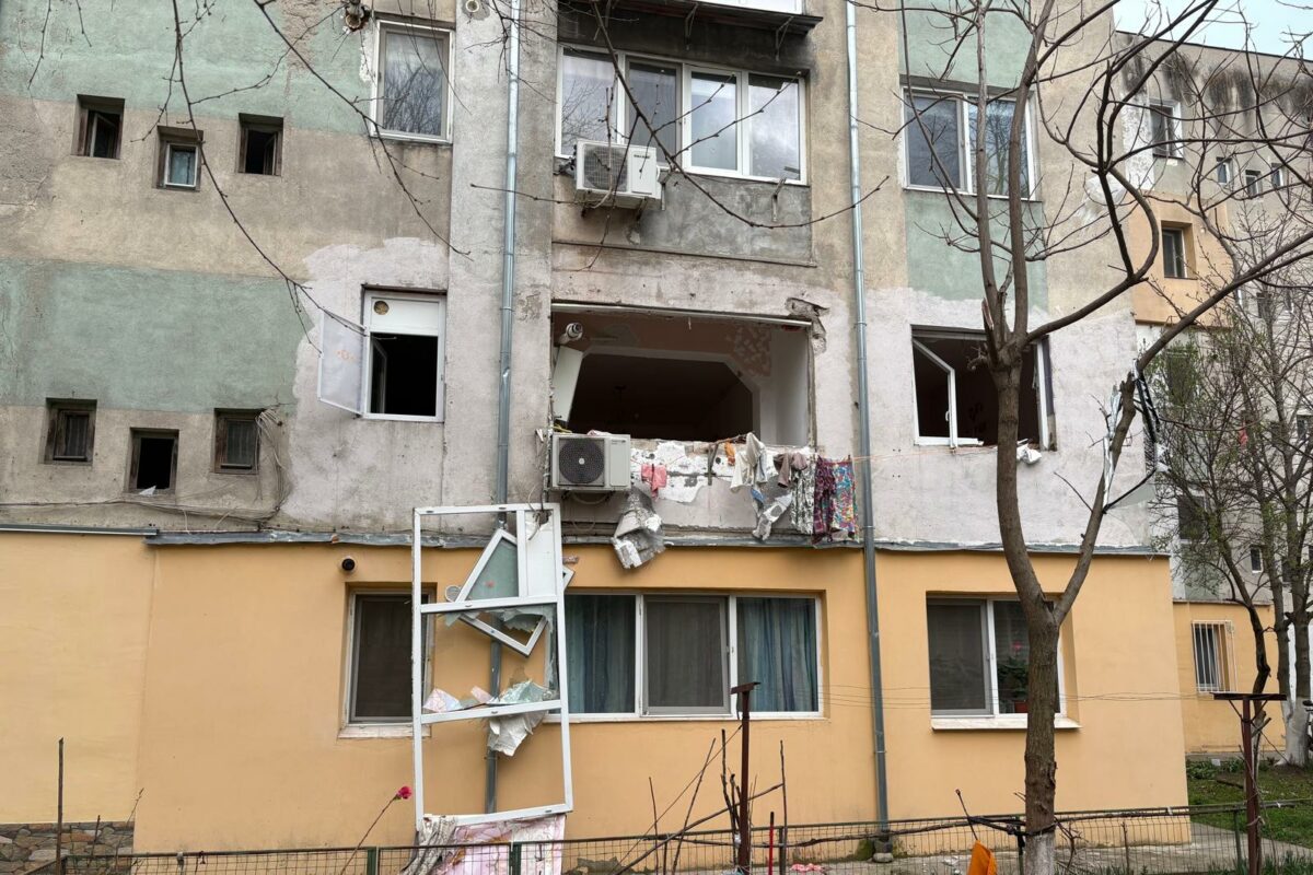 Explozie puternica intr un bloc din Caracal Cel patru apartamente au fost impactate