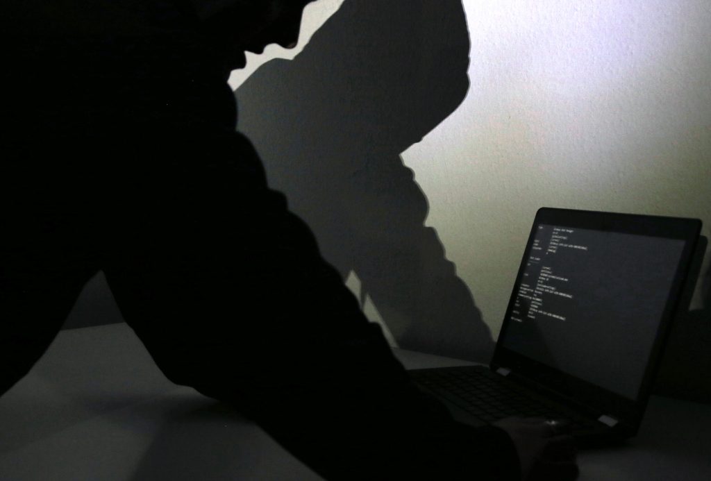 FBI avertizeaza hackerii rusi tintesc conturile de Signal si WhatsApp ale oficialilor si jurnalistilor