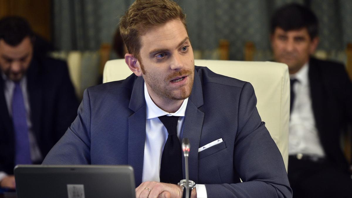 Fostul ministru Ilan Laufer insotit de gemenii sai pe trotineta a fost lovit de o