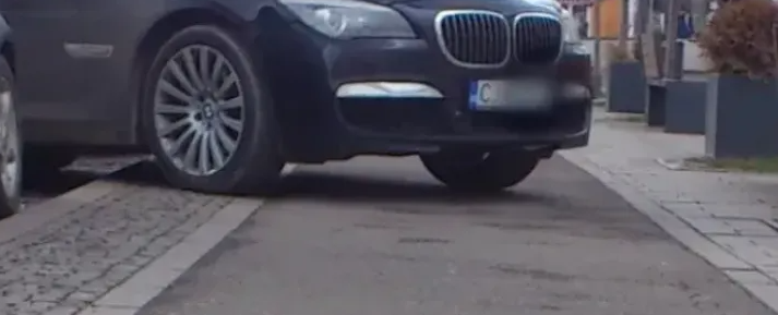 Haos pe pista de biciclete din Cluj Napoca Masinile au inceput sa ocupe trotuarul si blocheaza tot Zi de zi