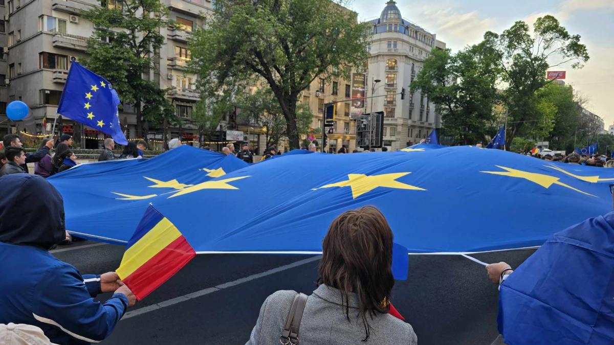 INSCOP Peste 76 8 dintre romani considera ca trebuie sa ramanem in NATO si UE