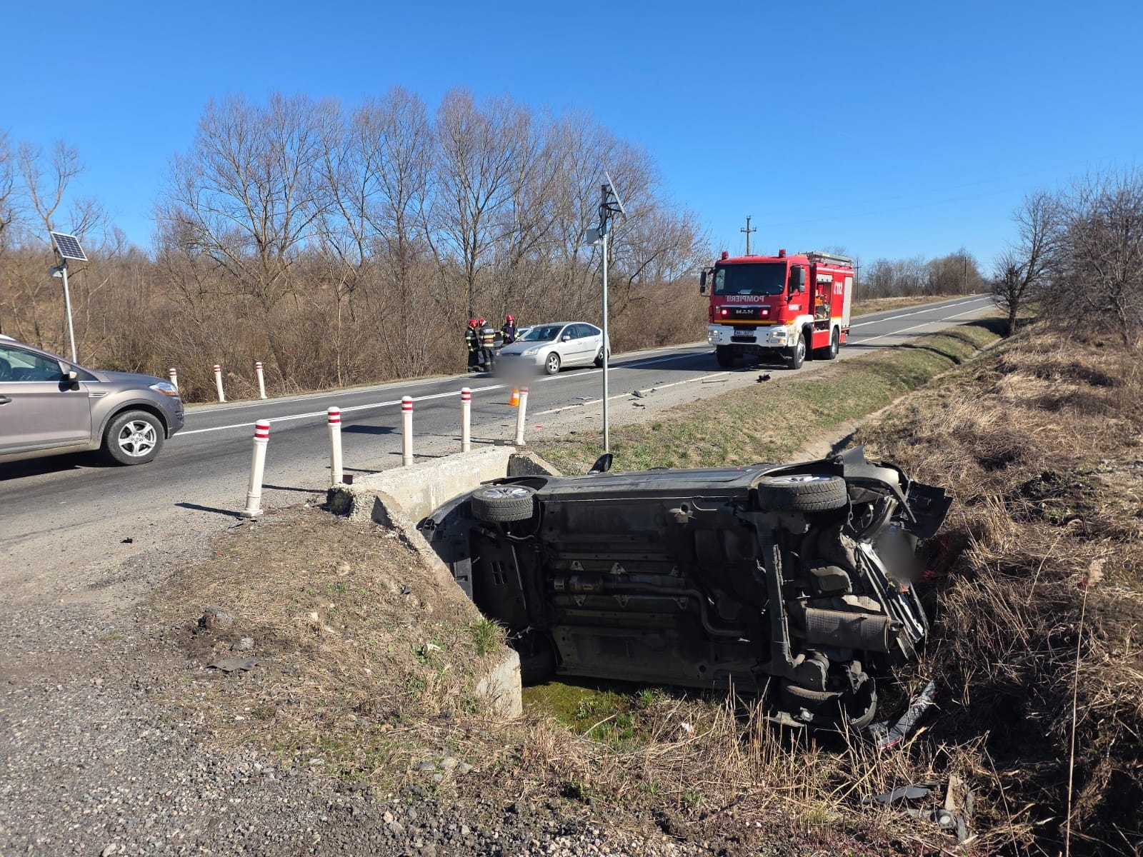 Inca un accident in care o masina a cazut in sant astazi la Cluj acum cateva momente este al treilea incident din aceasta zi oameni buni conduceti cu atentie