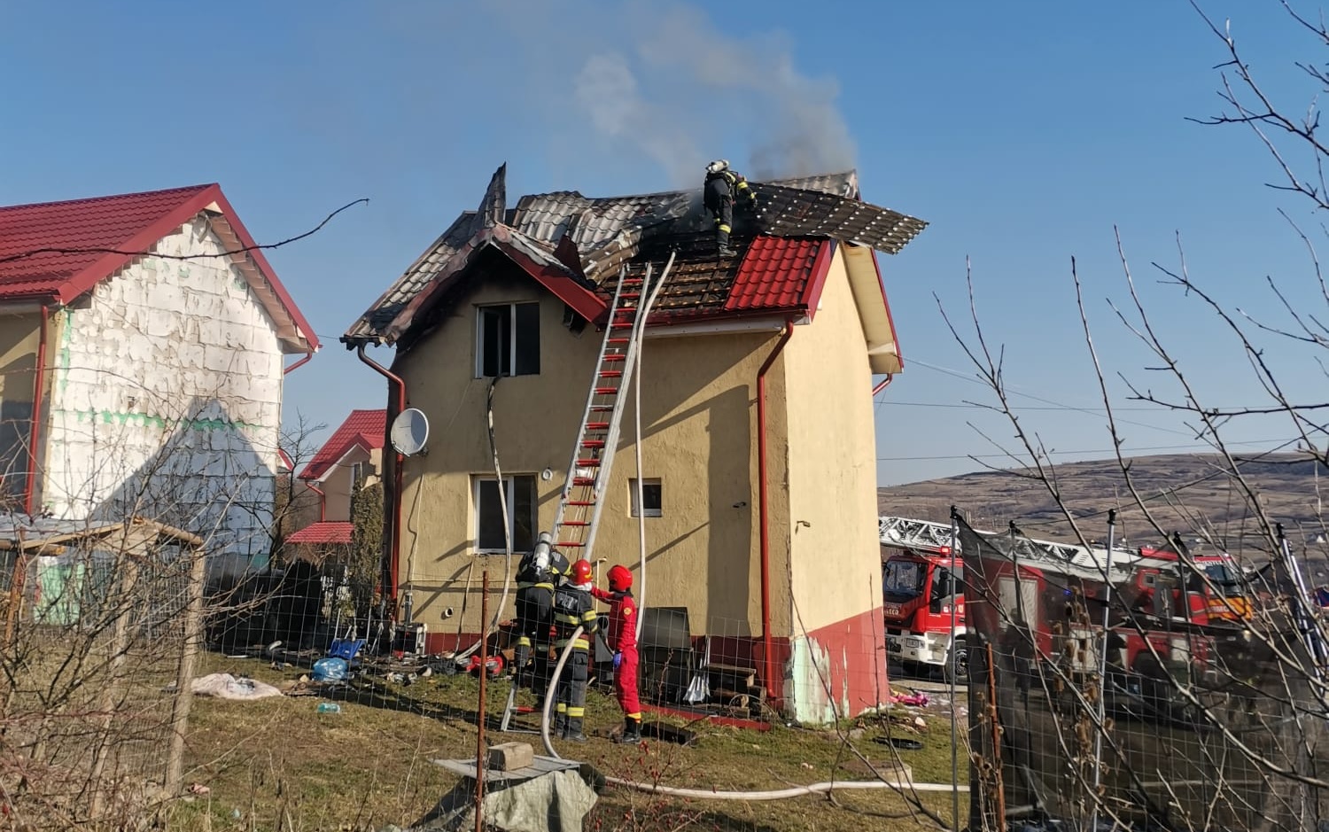 Incendiu de amploare in Cluj Acoperisul unei locuinte a fost afectat pe o suprafata de 80 de metri patrati Au fost necesare 3 autospeciale pentru a controla flacarile