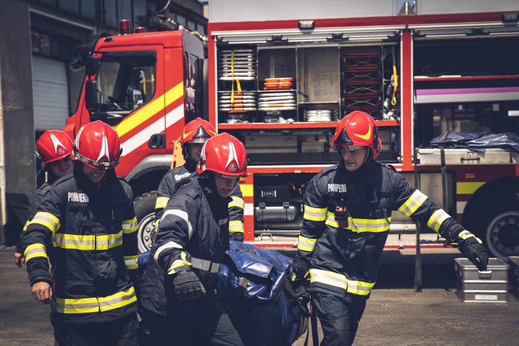 Incendiu pe Calea Turzii din Cluj Napoca O vopsitorie a fost cuprinsa de flacari iar pompierii intervenau pentru stingerea acestora zona fiind afectata de un fum dens