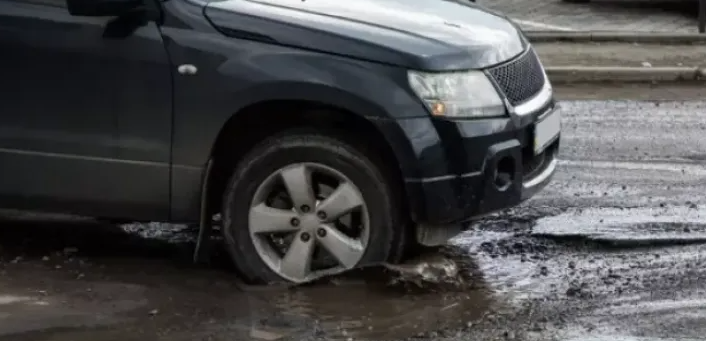 Locuitorii unui cartier din Cluj Napoca se plang de traficul intens si de starea precar a asfaltului E mai rau decat dupa razboi