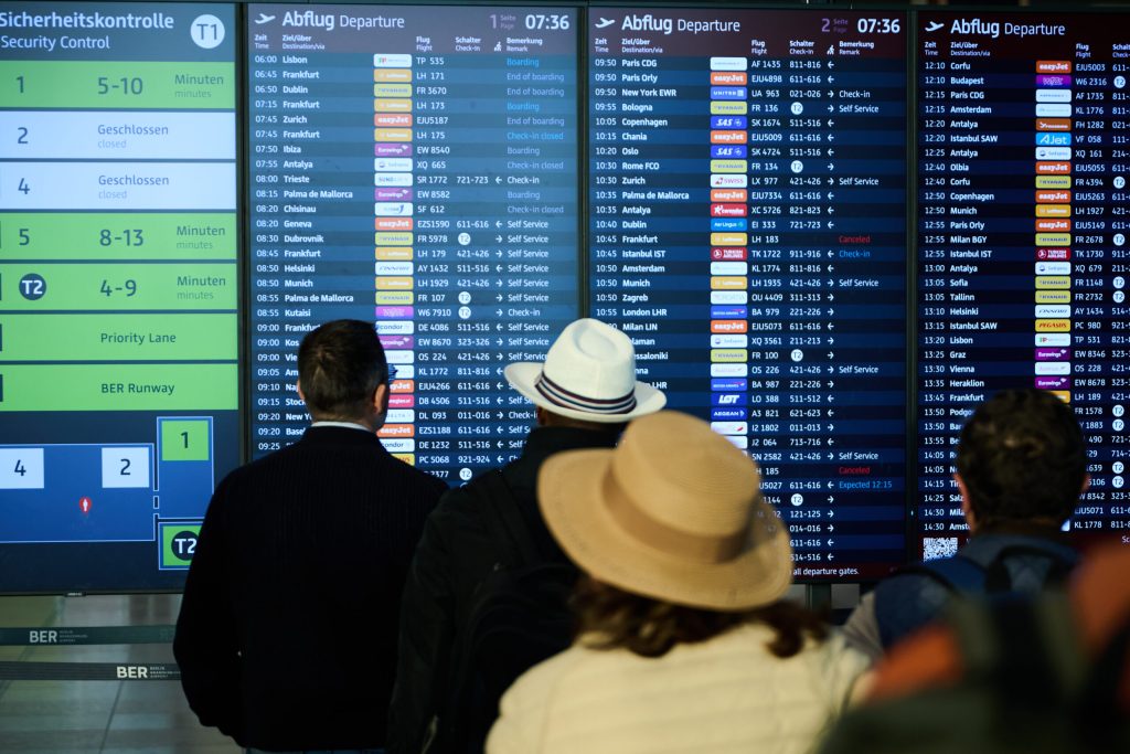 Ministerul Transporturilor explica drepturile pasagerilor romani blocati in Orientul Mijlociu