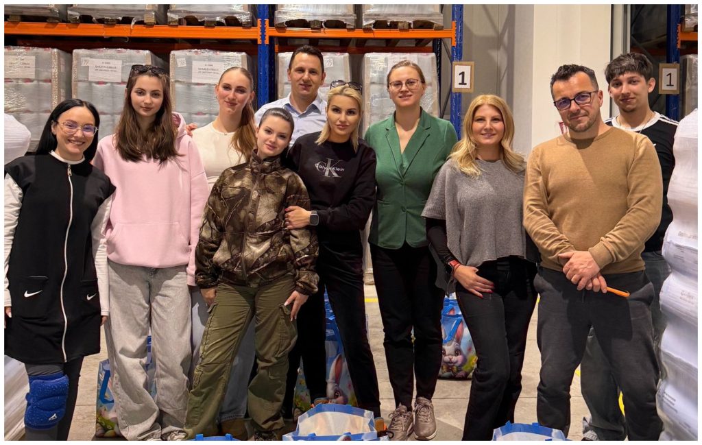 Mobilizare emotionanta la Cluj Zeci de voluntari aduc bucurie batrnilor si copiilor inainte de sarbatori Se intampla minuni FOTO