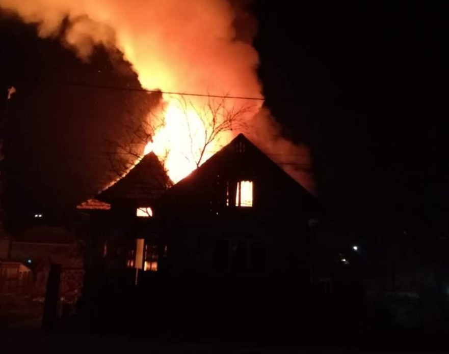 Noapte de panica pentru o familie din Cluj Casa le a ars in mijlocul noptii din cauza unui incendiu provocat de hornul locuintei