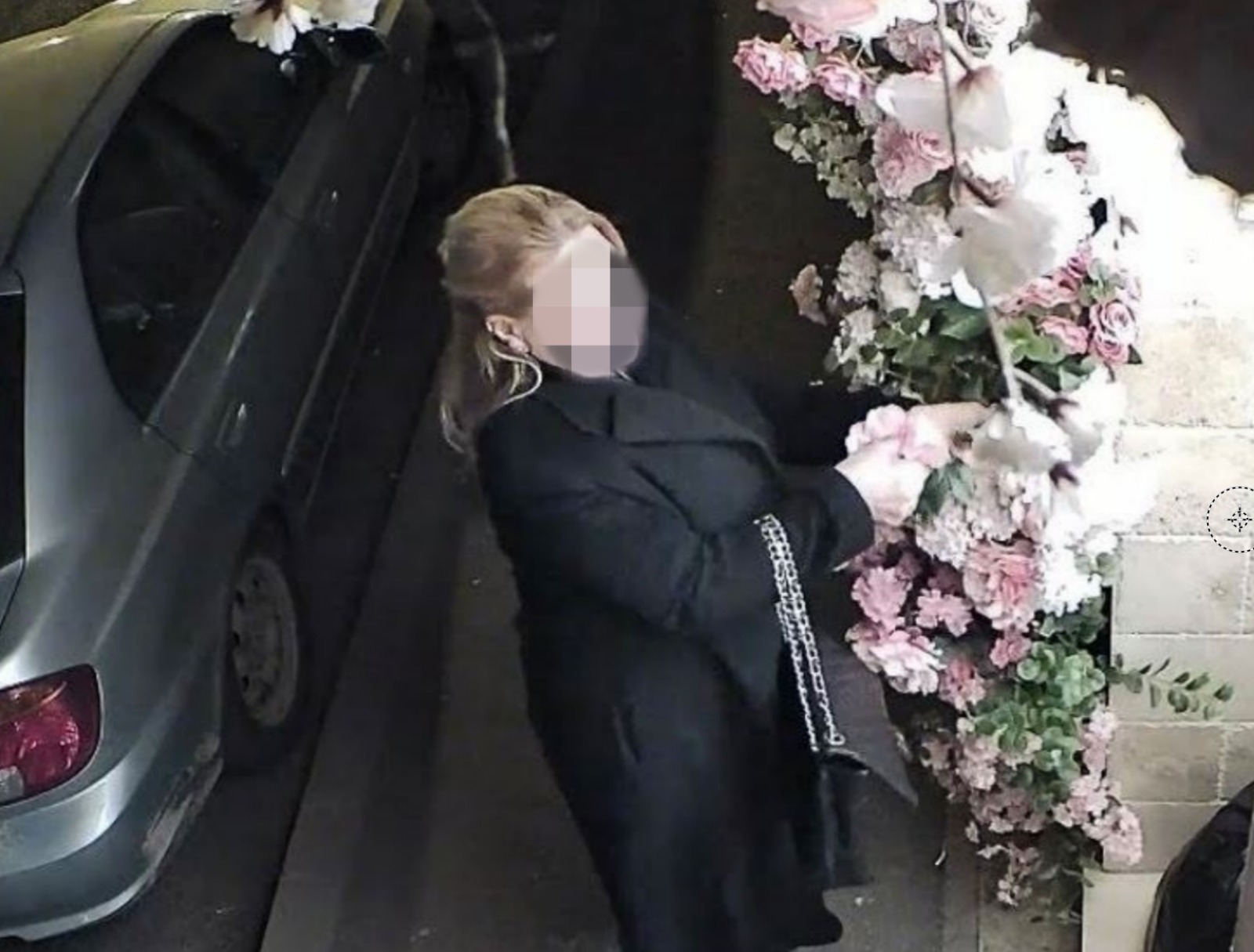O doamna eleganta a selecionat flori din arajamentul unui salon de infrumusetare din Cluj controverse aprinse dupa publicarea imaginilor FOTO