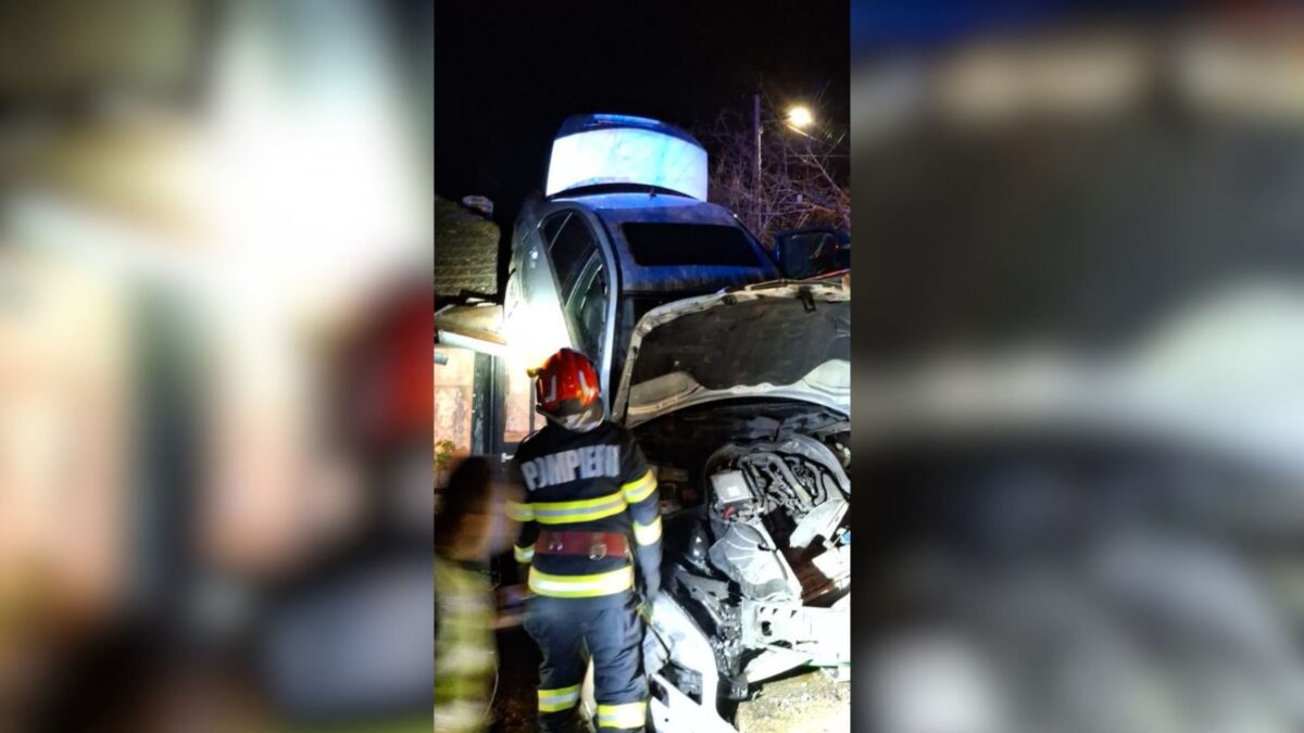 O masina cu patru ocupanti a ajuns pe acoperisul unei case din Prahova Nimeni nu a fost ranit