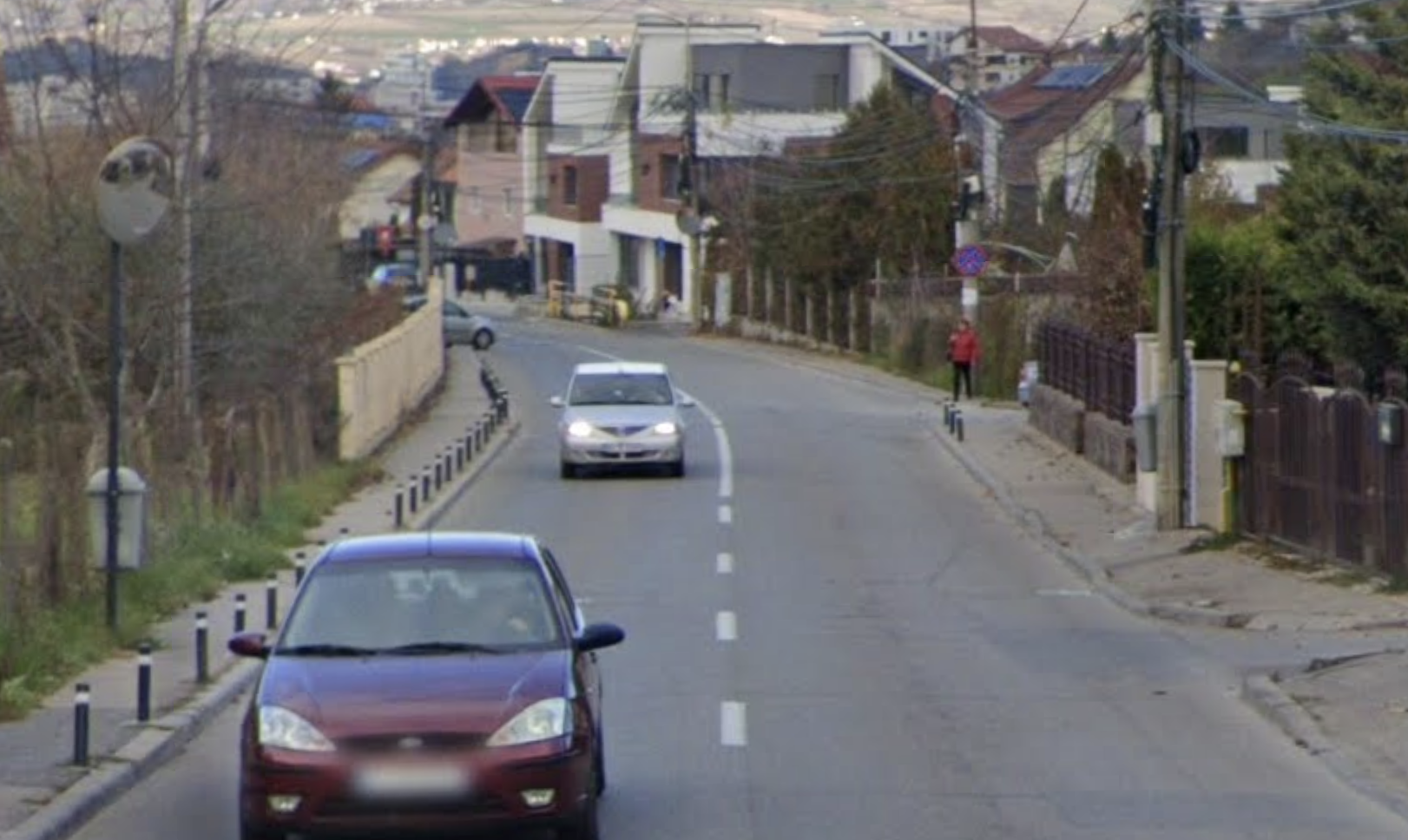 O strada din Cluj un risc zilnic Masinile circula cu viteza pe segmentul drept iar mamele cu carucioare sunt nevoite sa mearga pe carosabil