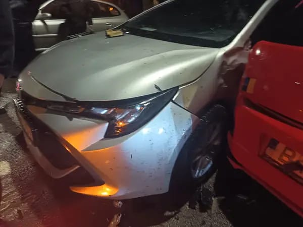 Opt masini parcate in Capitala lovite de un vehicul scapat de sub control