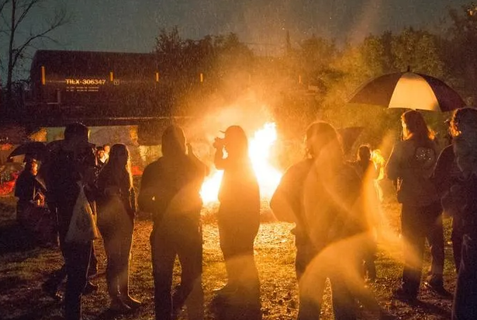 Parintii din Cluj Napoca lanseaza un apel de atentie Tineri zgomotosi fumeaza si fac mizerie intr un parc Au un comportament indecent