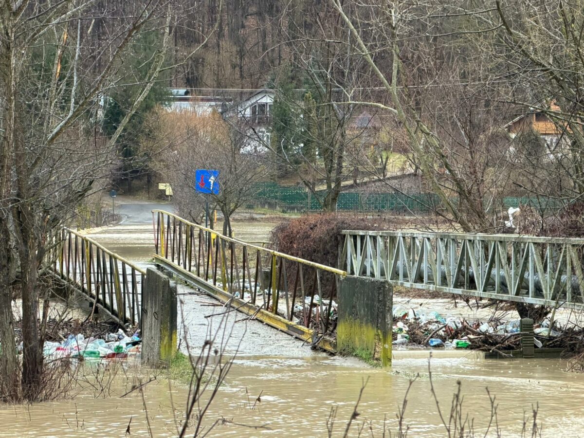 Pericol de inundatii pe mai multe rauri din vestul si sudul tarii