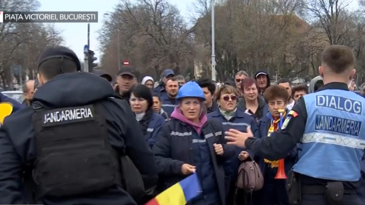 Peste 1000 de mineri protesteaza in fata Guvernului si solicita sa nu fie dati afara In Piata Victoriei se afla