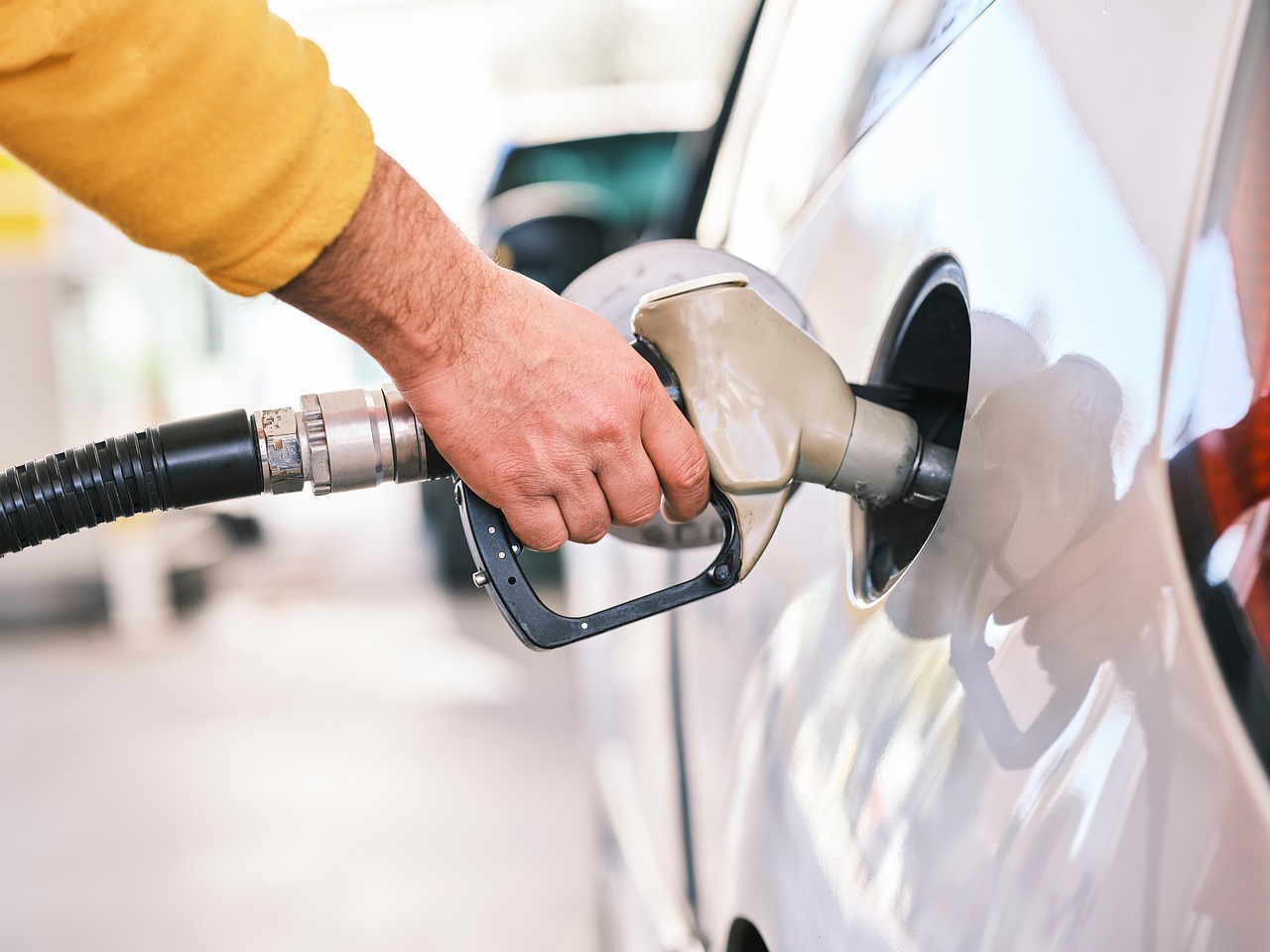 Pretul benzinei scade cu peste 25 intr o tara dupa eliminarea unei impozit