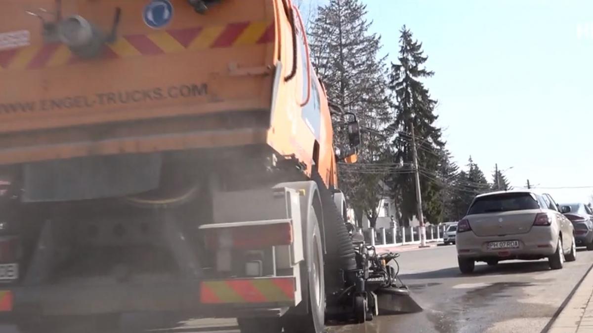 Primarul unui oras din Romania economiseste prin operarea personala a utilajelor de curatenie dupa