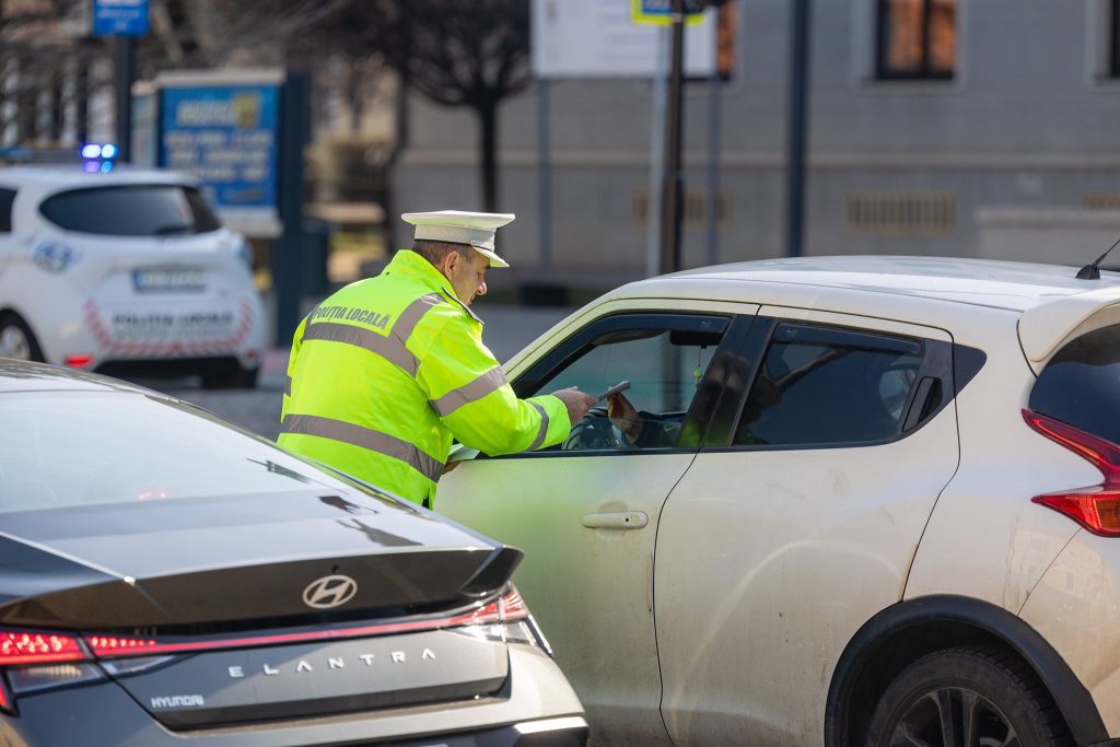 Primavara incepe in mod placut la Cluj Napoca Polica locala a oferit martisoare doamnelor si domnisorelor FOTO