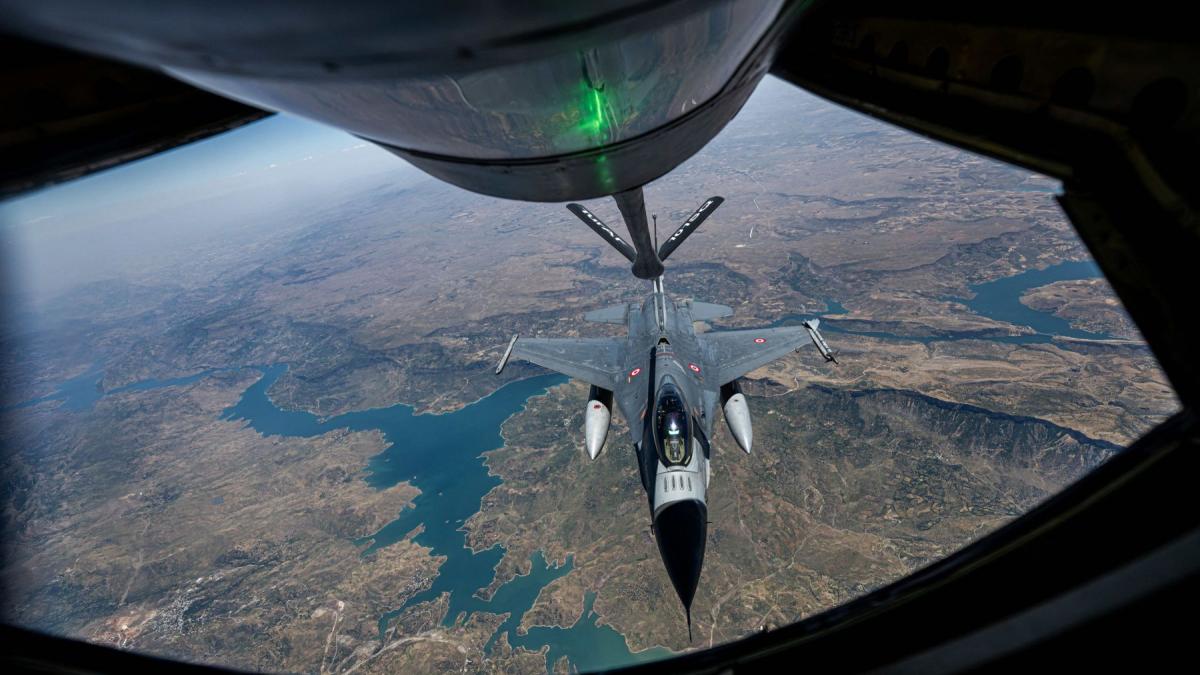 Primele avioane cisterne ale SUA au sosit in Romania Acestea vor furniza combustibil avioanelor de vanatoare aflate in misiune