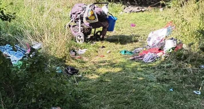 Probleme intr un cartier din Cluj Napoca Mai multe persoane fara adapost au ocupat un parc iar copiii nu mai pot sa se joace I si fac nevoile