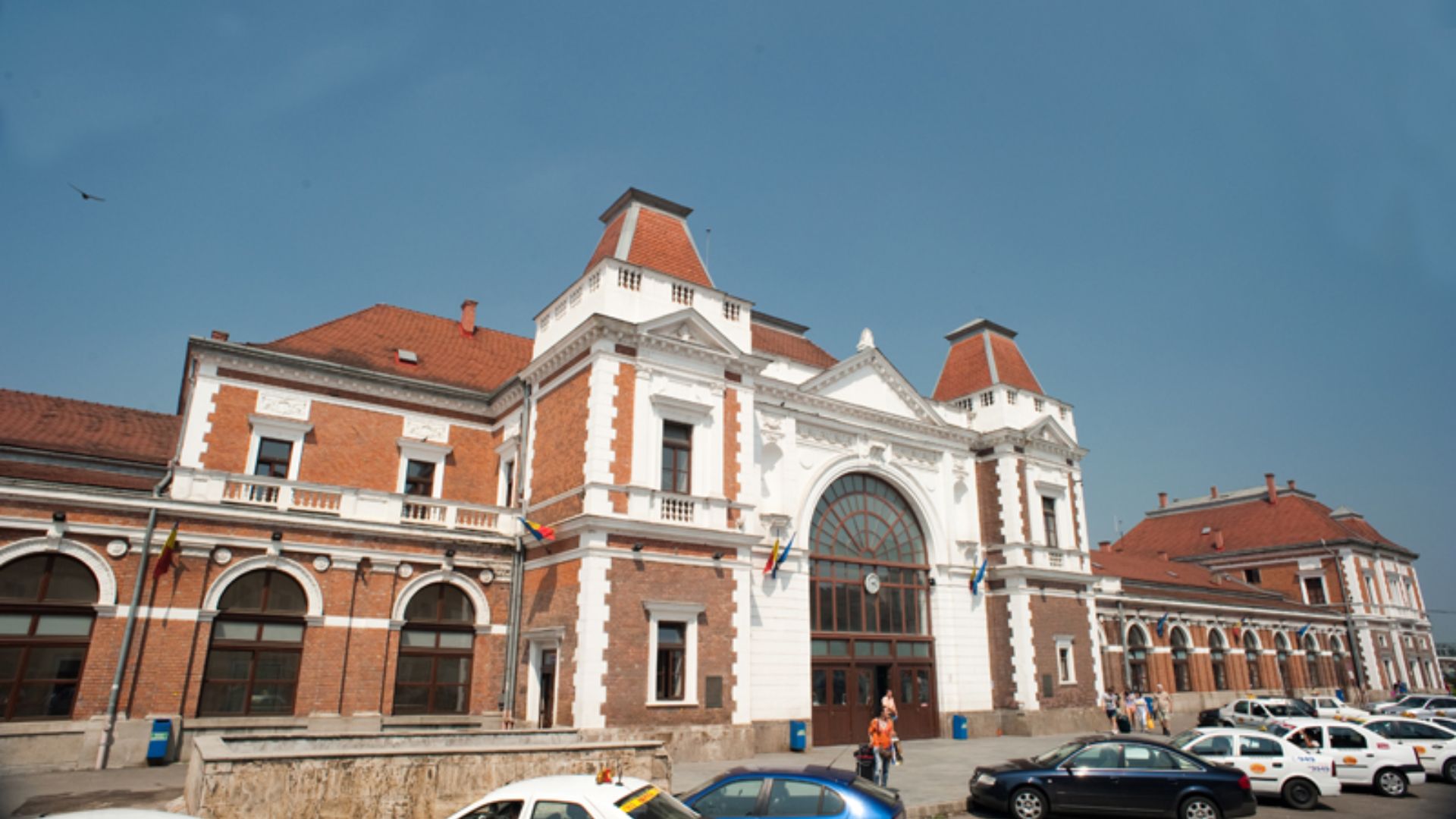 Probleme serioase de siguranta la Gara din Cluj Napoca Masini parcate ilegal pe doua benzi iar pietonii se afla in pericol Va rog sa luati masuri