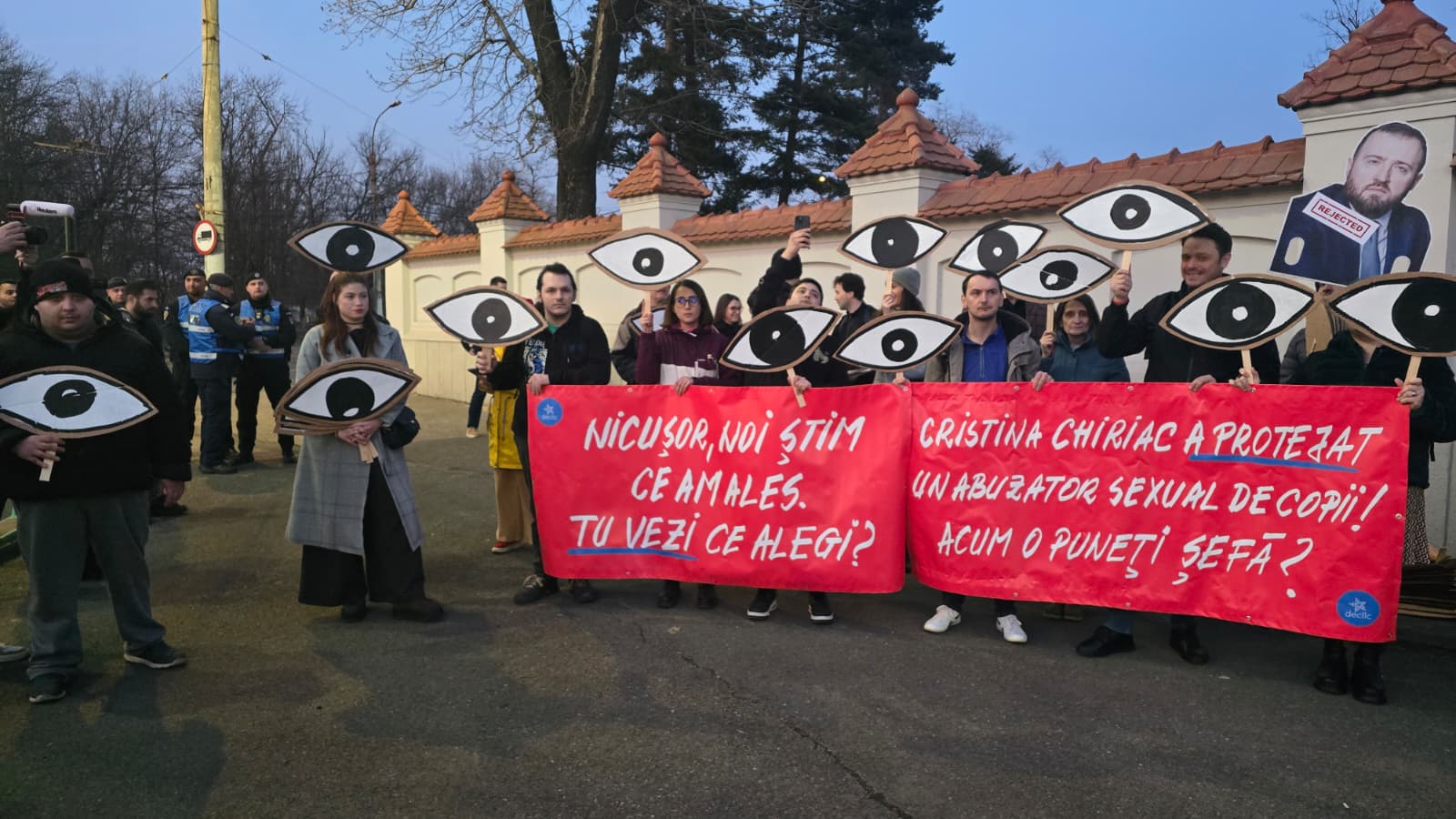 Protest la Palatul Cotroceni impotriva propunerilor pentru conducerea marilor parchete Nicusore nu semna ca ingropi Justitia Nicusor Dan a venit sa vorbesc cu protestatarii