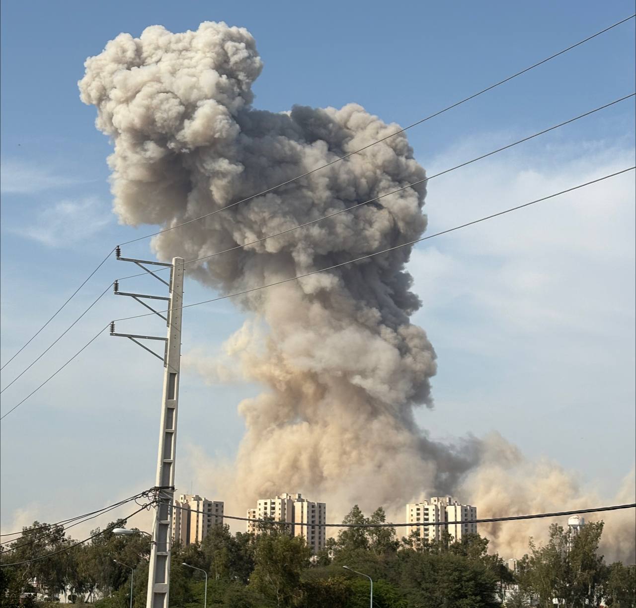 Razboi in Orientul Mijlociu ziua 13 Pretul petrolului creste din nou Stramtoarea Ormuz devine noul focar al conflictului dupa atacuri asupra navelor Israel efectueaza atacuri in Iran