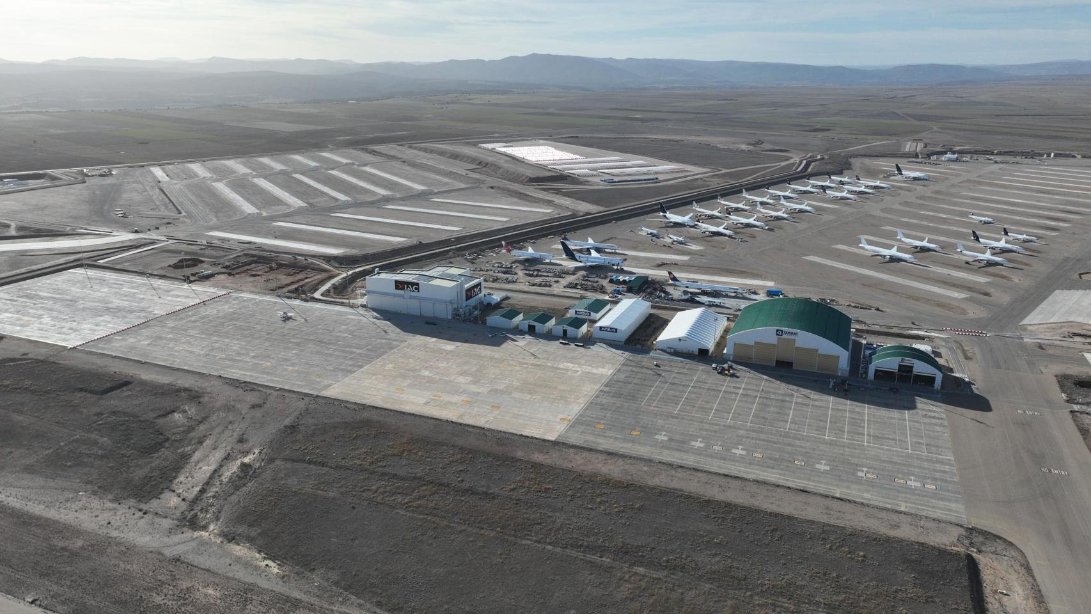 Razboiul din Iran a transformat un aeroport abandonat din Spania intr un adaspult pentru gigantii cerului