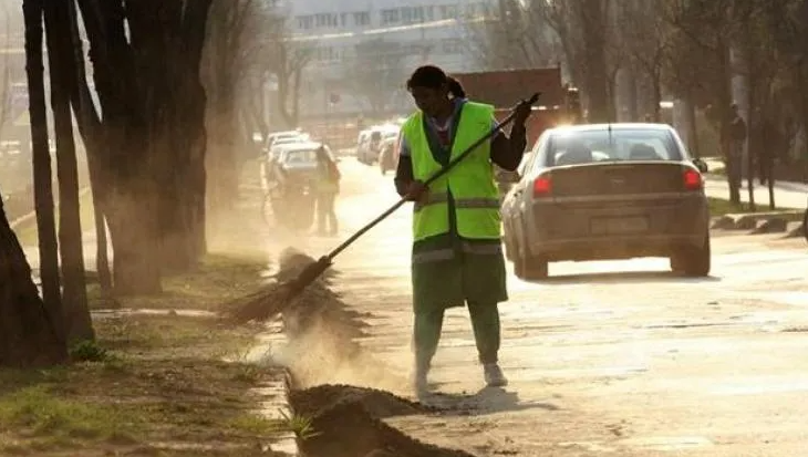 Revolta intr un cartier din Cluj Napoca Locuitorii se plang de praf mizerie si de un crater urias pe strada Exista risc de accident