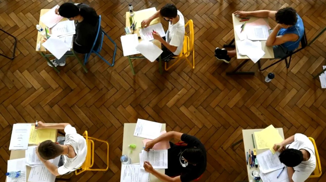 Simulare Bacalaureat 2026 Mai mult de 114000 de elevi au participat la examenul scris de Limba si literatura romana